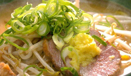 麵屋彩未拉麵特寫,配料有叉燒、蔥花、豆芽與薑泥