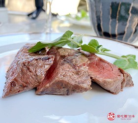 森林小丘庭園的黑毛和牛牛排