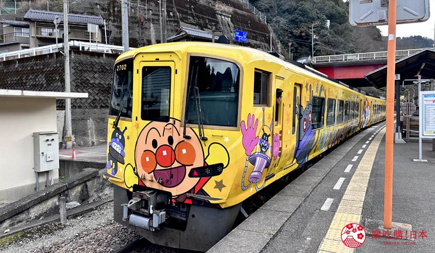 由岡山出發開往高知的JR「南風」特急列車,車體裝飾著麵包超人的圖案