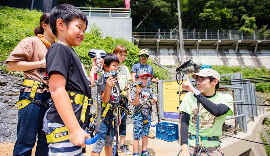 樹林冒險挑戰 Tree Trekking的體驗風景,教練正在指示體驗的大人小孩們