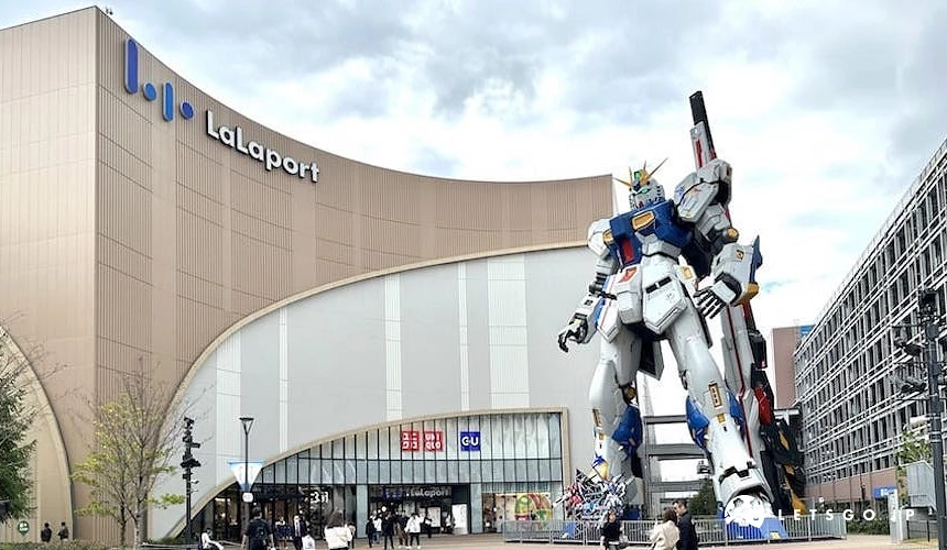 三井購物中心 LaLaport 福岡外面的巨型鋼彈像