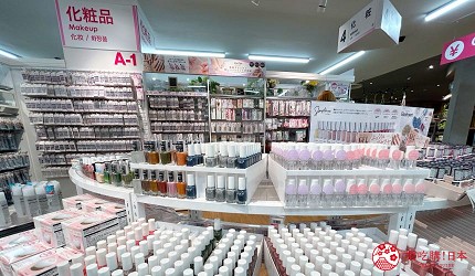 東京池袋東武百貨店的店家「DAISO」百元彩妝區商品種類眾多