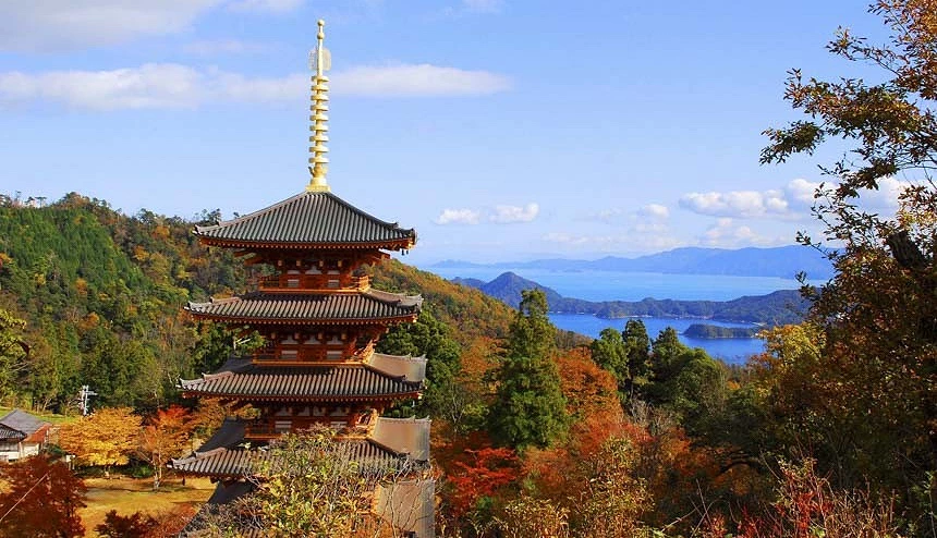 被群山環繞的成相寺內寶塔遠景