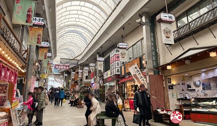 湯宿一番地對面商店街的商店街氣氛熱鬧