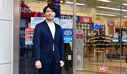 吉田社長穿著AOKI 青木西服睡衣西裝 Pajama SUITS®Premium在店門口前