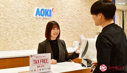 AOKI 青木西服新宿西口本店櫃檯店員與客人在交談