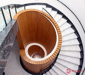 日本廣島三大美術館「廣島市現代美術館」（広島市現代美術館）室內螺旋階梯