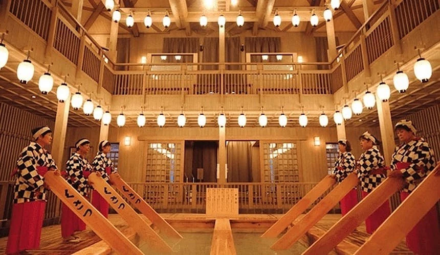 熱乃湯湯揉表演現場,傳統降溫儀式結合歌舞演出