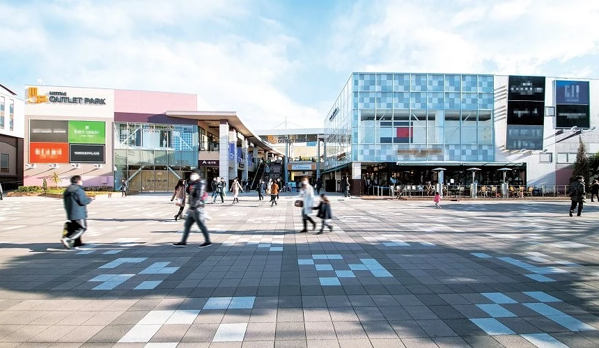 三井OUTLET購物廣場外觀,寬敞廣場上有遊客行走購物。