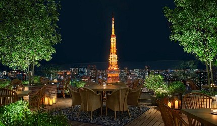 東京エディション虎ノ門飯店的戶外露台夜景，可欣賞東京鐵塔的璀璨夜景，露台設有戶外座椅和綠色植栽裝飾