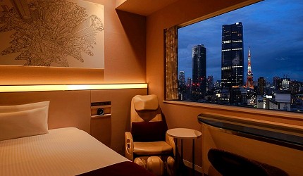 六本木富樫飯店的客房內部，房間設有大片窗戶可眺望六本木繁華街景，室內採用溫暖的木質色調裝潢，營造舒適的住宿環境
