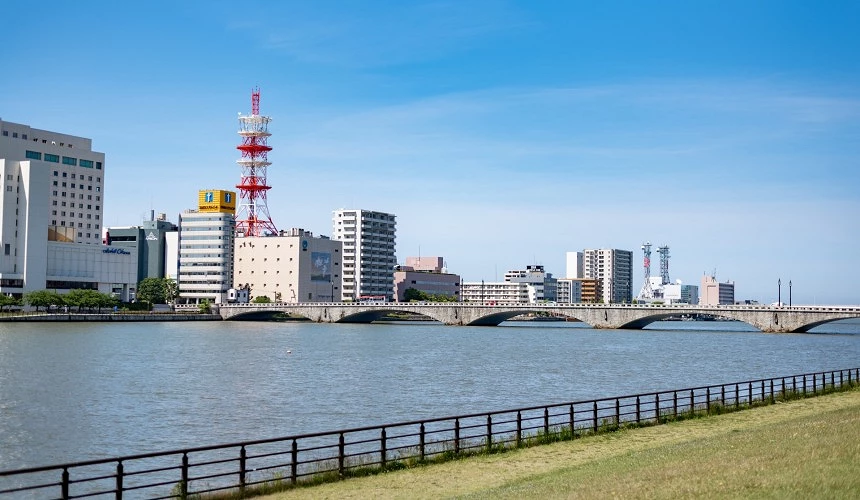 新潟市區河岸和建築
