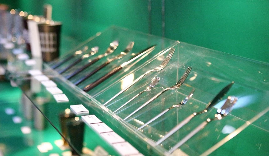 餐具展示在玻璃櫃上