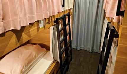 日式傳統住宿房間內部，鋪有榻榻米地板，房間簡潔整齊，可見衣櫃和基本家具
