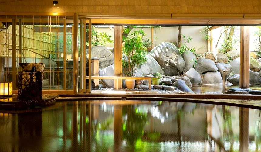 玉造溫泉室內浴場,可眺望庭園石景與日式溫泉環境