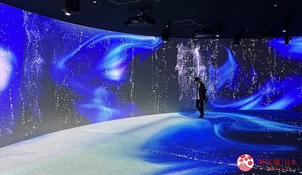 札幌景點推薦9點後北海道景點推介水族館AOAOSAPPORO親子遊景點介紹文章「BLUE ROOM」投影影像會隨著人走過的路徑而變化