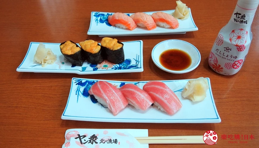 「北之漁場 札幌場外市場」的握壽司，從上到下是炙烤鮭魚、海膽與鮪魚肚