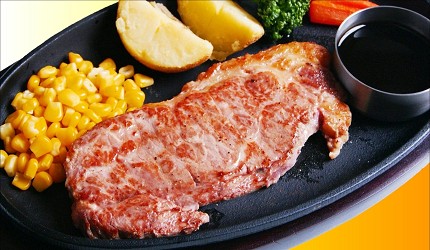 「北之漁場 札幌場外市場」的鐵板牛排,旁邊有玉米、馬鈴薯與青菜配菜
