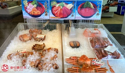 「中央批發市場 場外市場」店內的冷凍櫃,裡面有許多海鮮海產