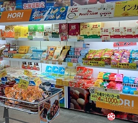 「北之漁場 札幌場外市場」店內的商品架,有乾物與北海道甜點伴手禮