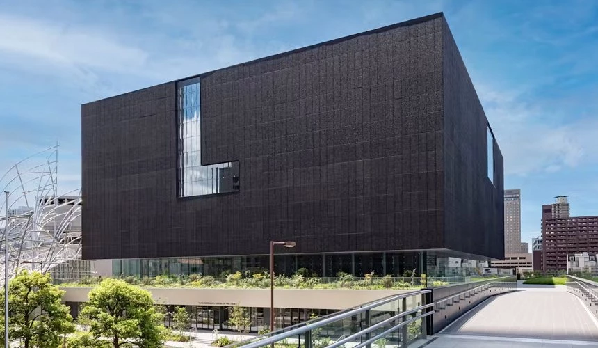 大阪中之島美術館外觀,黑色立方體建築設計前衛,位於中之島地區的文化地標之一
