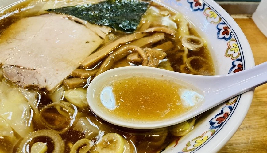 有一根湯匙在拉麵碗裡