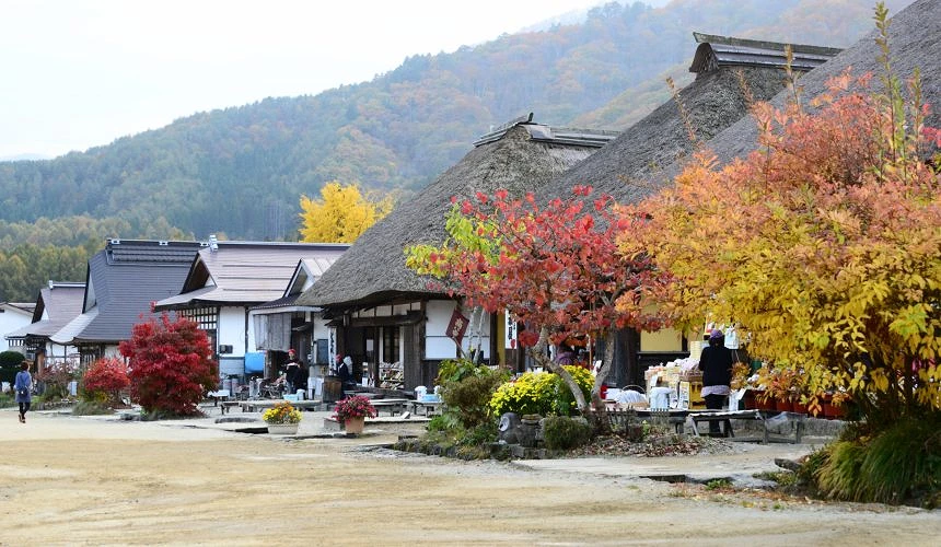 大内宿房屋及楓葉