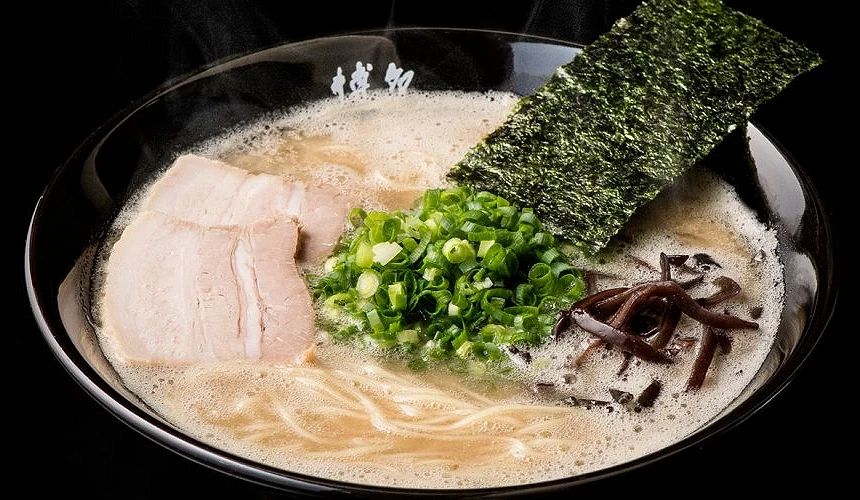 有豚骨、蔥花的博多拉麵