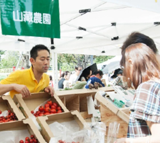 農家販售新鮮蔬果的太陽的MARUSHE 攤位一景