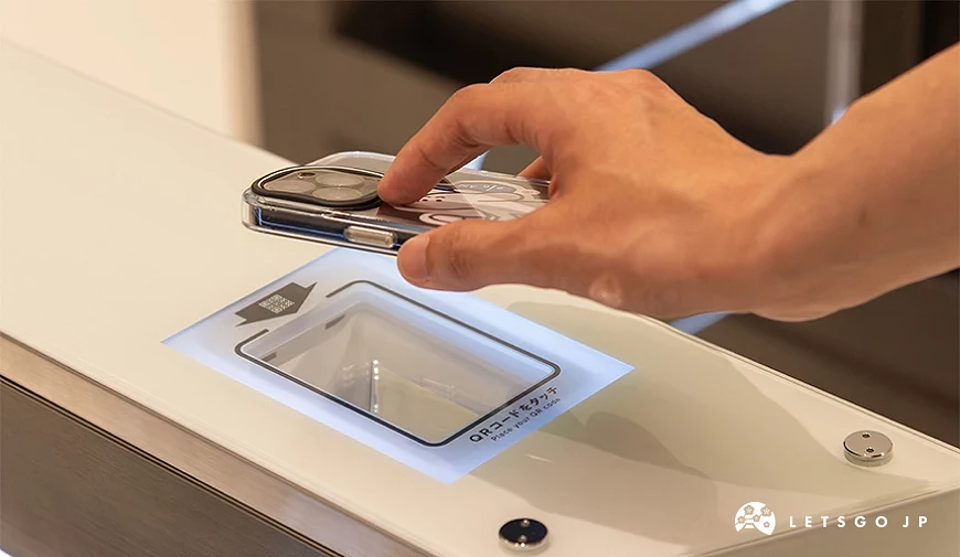 DMM Kariyushi 水族館的入場閘門,用手機QR code掃碼入場