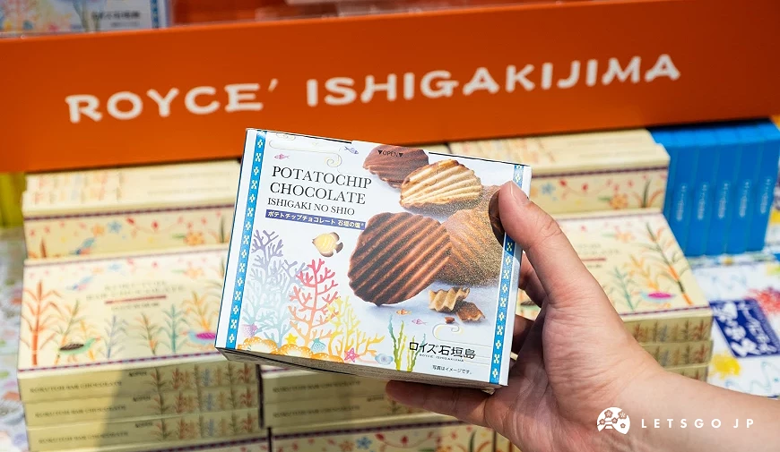 手持ROYCE石垣島洋芋片巧克力包裝盒