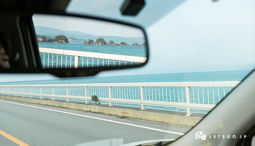 坐在車內欣賞沖繩海景