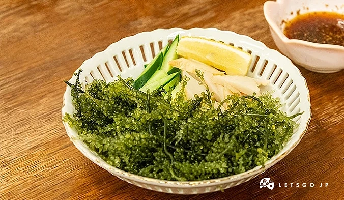 海葡萄搭配小黃瓜與檸檬片,附沾醬小碟