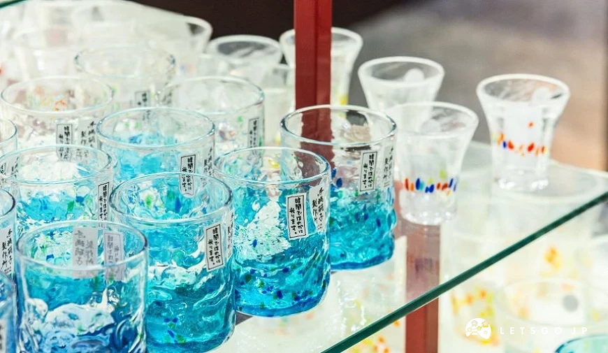 沖繩琉璃杯多款色彩並排陳列於展示架