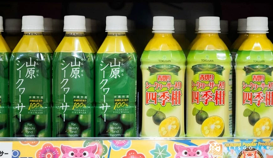 沖繩香檬果汁瓶裝商品並排陳列於貨架