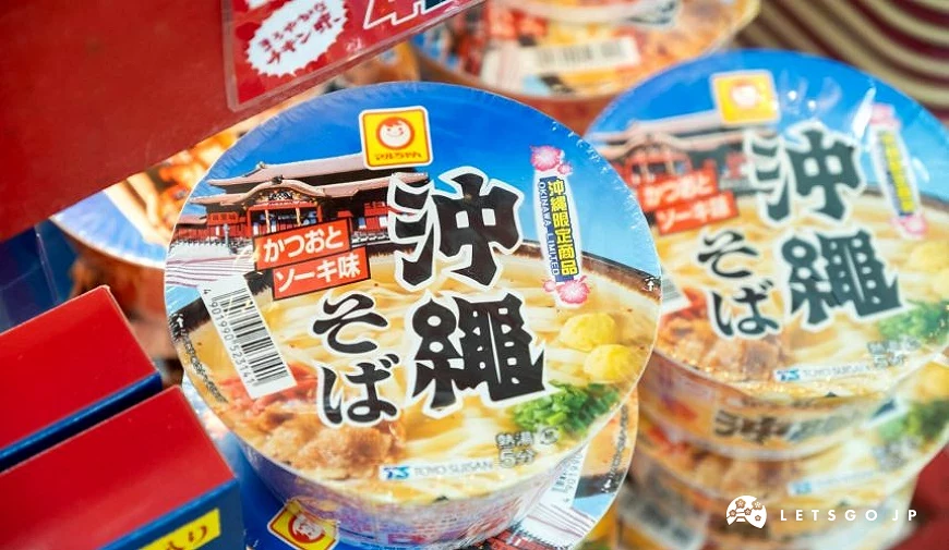 沖繩限定杯裝泡麵沖繩そば陳列於貨架上