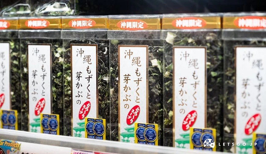 沖繩限定海藻仙貝盒裝並排陳列於貨架