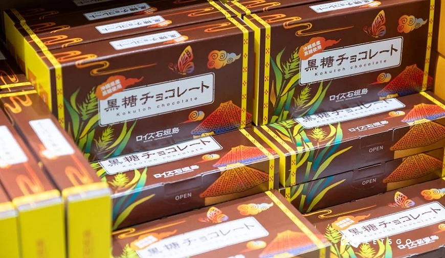 黑糖巧克力禮盒層層堆疊,包裝印有蝴蝶圖案