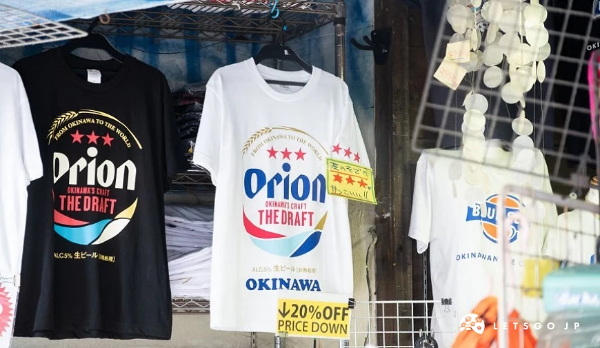 Orion 啤酒黑白兩色T恤懸掛於店家展示架