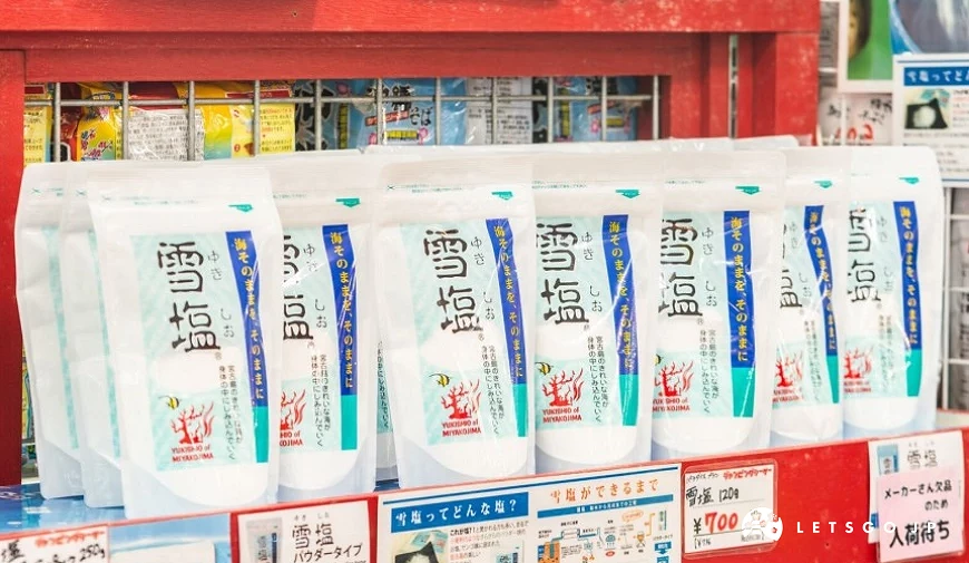 宮古島雪鹽包裝袋成排陳列於貨架上
