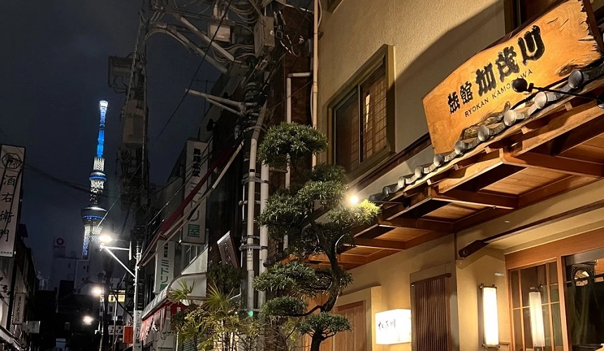 旅館加茂川夜晚的外觀景色，傳統日式建築在夜燈照明下呈現溫暖氛圍，展現京都傳統旅館的古典美感