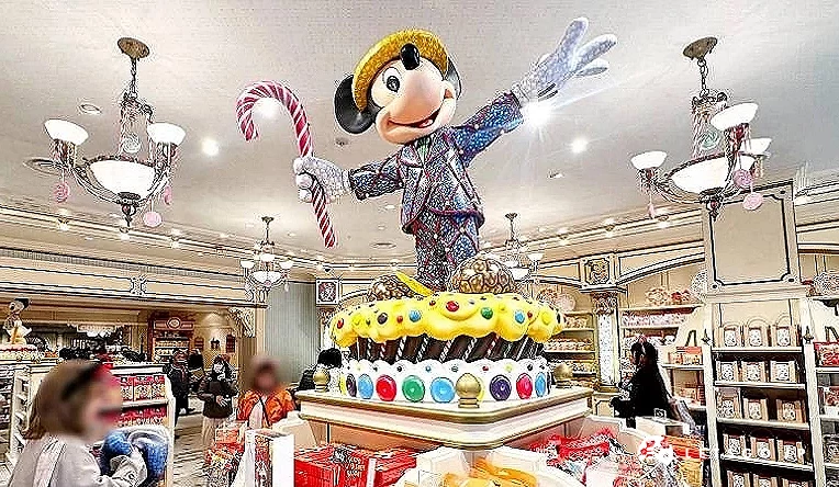 糖果店內有一隻米奇雕塑及各式糖果陳列