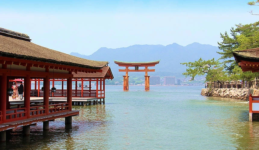 清晨雲海與宮島嚴島神社鳥居