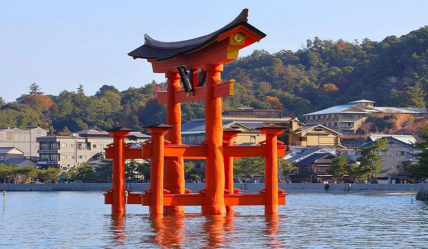 夜晚下的宮島嚴島神社鳥居