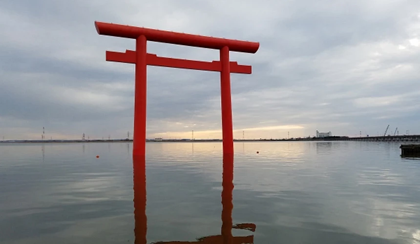 多雲天氣下的茨城鹿島神宮鳥居