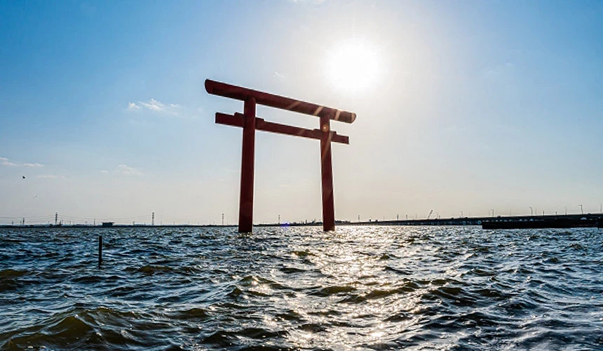上午陽光下的茨城鹿島神宮鳥居