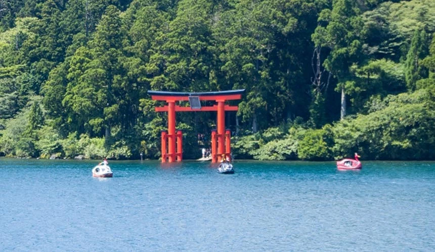 神奈川箱根神社鳥居、山、湖上有兩艘天鵝船
