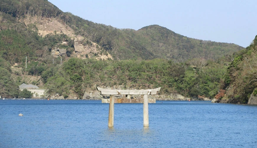長崎和多都美神社鳥居站立在海上