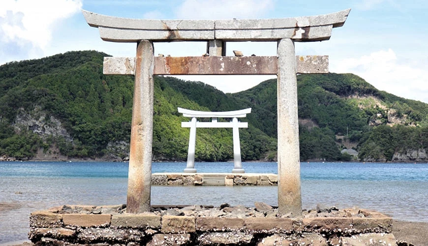 兩排長崎和多都美神社鳥居佇立在海上
