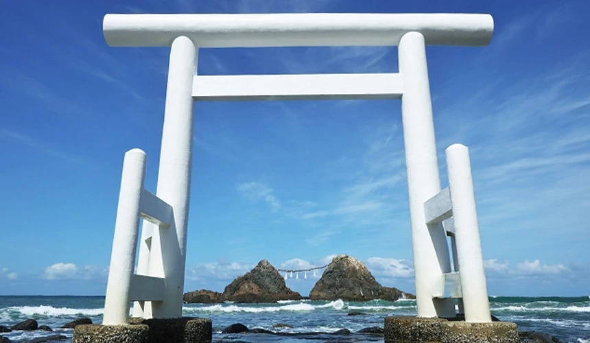 白天晴朗天氣下的福岡糸島櫻井神社鳥居